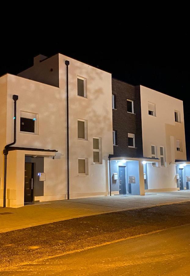 דירות וואראז'דין Penthouse West S מראה חיצוני תמונה